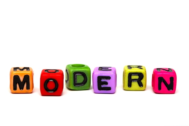 Moderno - palavra feita de cubos de brinquedo infantil multicoloridos com letras