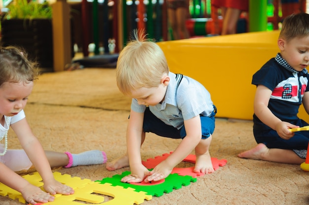 Un moderno parque infantil cubierto con juguetes.