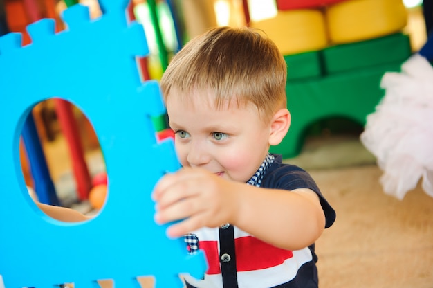 Un moderno parque infantil cubierto con juguetes.