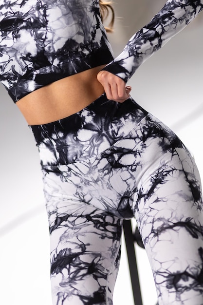 Moderno patrón abstracto en blanco y negro ropa activa de primer plano leggings sin costuras y concepto de moda superior