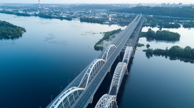 Moderno puente sobre un largo río