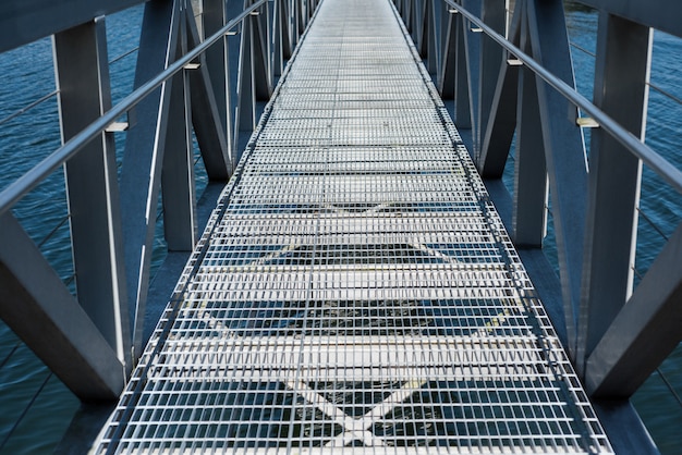 Moderno puente sobre el río