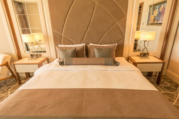 Moderno quarto de hotel com cama grande