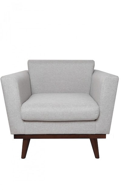 Moderno sillón de tela gris brillante con patas de madera aisladas en blanco.