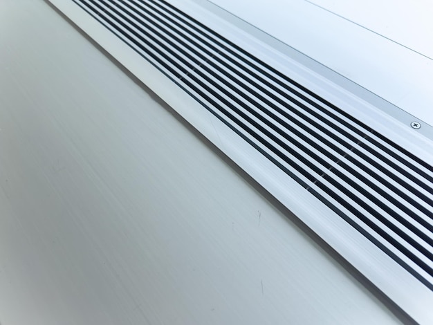 Moderno sistema de ventilación de aire primer plano de conductos metálicos diseño industrial limpio que transmite el co