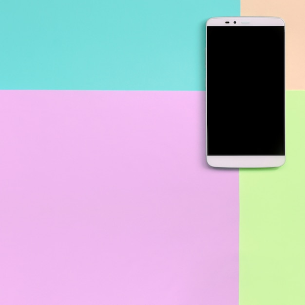 Foto moderno teléfono inteligente con pantalla negra en color rosa pastel, azul, coral y lima.