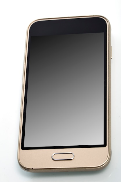 moderno teléfono inteligente con pantalla táctil en blanco