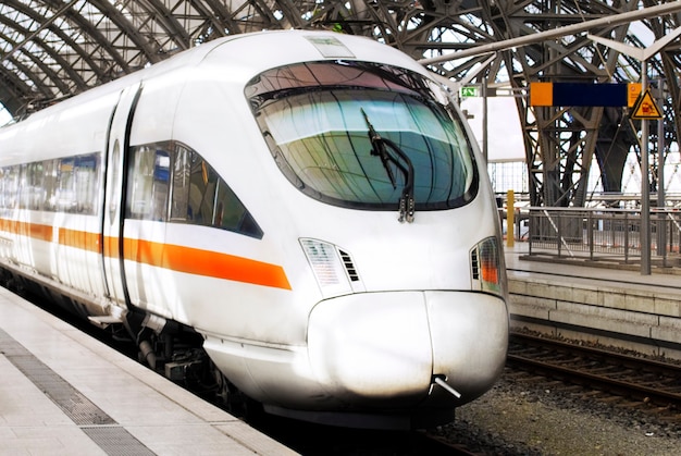 Moderno tren de alta velocidad listo para salir de la estación de tren.