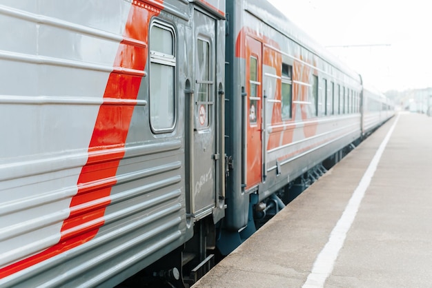 Moderno tren de pasajeros de alta velocidad en la estación de tren cerca de una plataforma vacía al aire libre vista lateral Perspectiva espacio de copia de enfoque selectivo