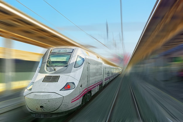 Moderno tren de pasajeros de alta velocidad en movimiento