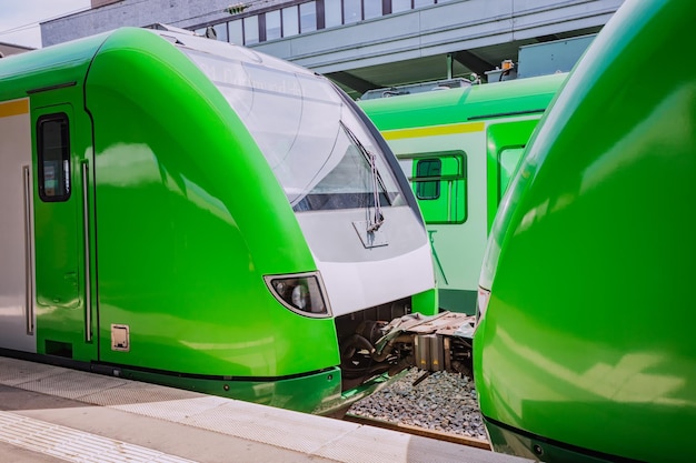 Un moderno tren verde interurbano de alta velocidad transporta pasajeros Transporte público ecológico eléctrico y tecnología