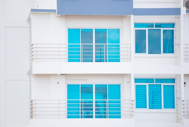 Foto moderno de ventana y puerta en nuevo condominio