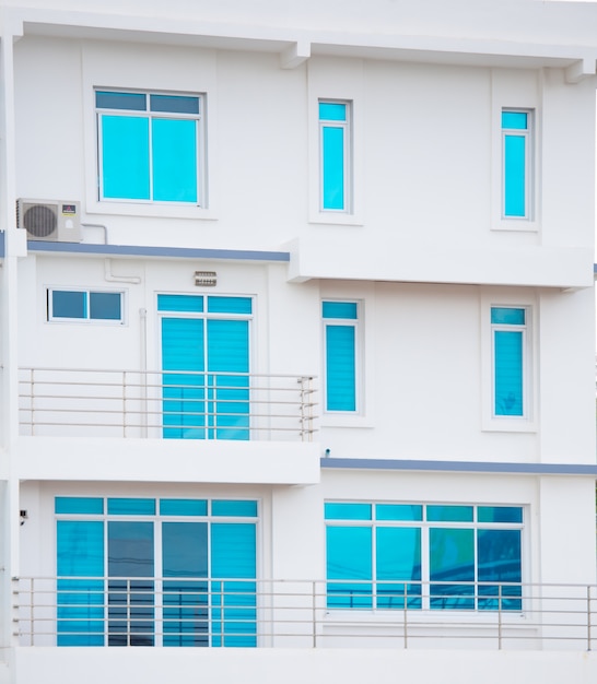 Moderno de ventana y puerta en nuevo condominio