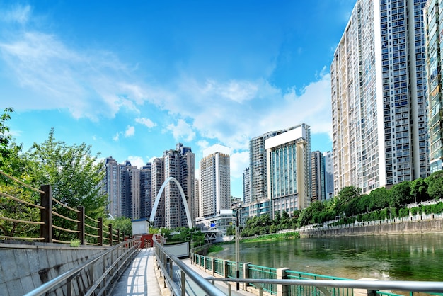 Modernos edificios altos y puentes, paisaje de la ciudad de Guiyang, China.