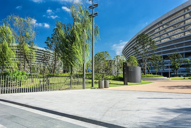 Foto modernos edificios de apartamentos en una zona residencial verde de la ciudad.