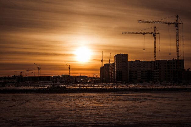 Modernos edificios en construcción y gran grúa Nuevo desarrollo y grúa