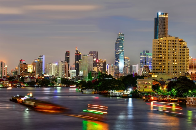 Modernos edificios de oficinas de la ciudad de Bangkok con el río Chao Phraya durante el cielo del atardecer