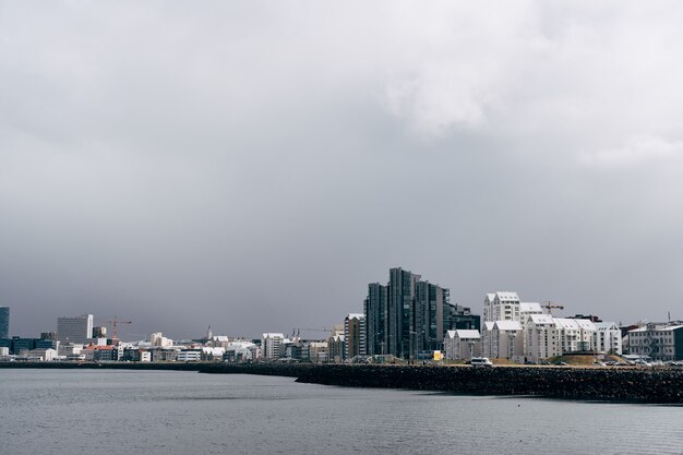 Modernos edificios de varios pisos en el paseo marítimo de Reykjavik, la capital de Islandia.