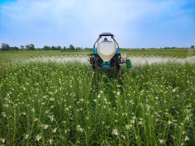 Foto los modernos pulverizadores agrícolas en acción