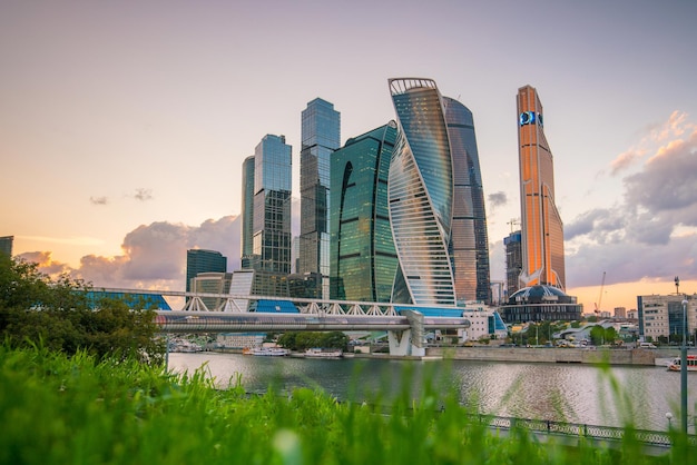 Modernos rascacielos del horizonte de la ciudad de Moscú en Rusia en el crepúsculo