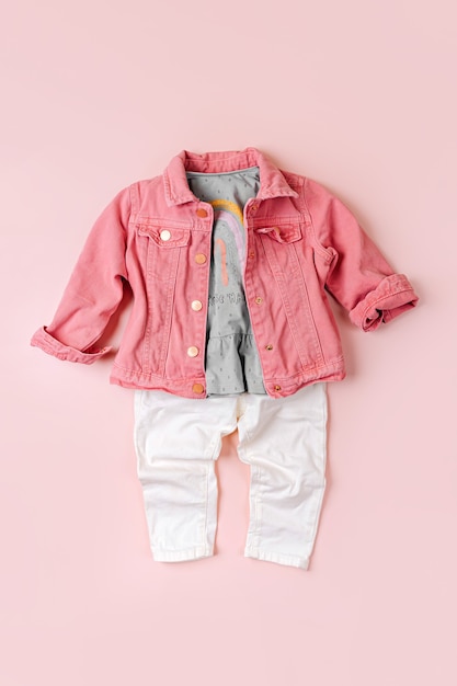 Modeset Kinderoutfit. Pinke Jacke und Jeans-Looks.