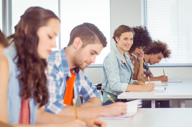 Modestudent, der an der Kamera in der Klasse lächelt