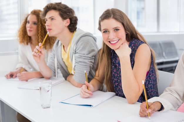 Modestudent, der an der Kamera lächelt