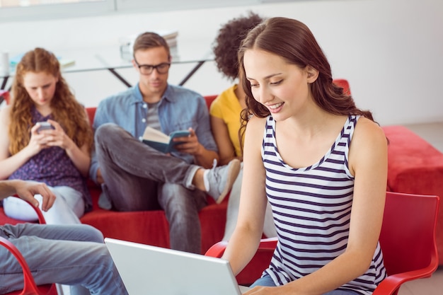 Foto modestudent, der laptop verwendet