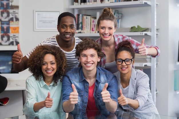 Modestudenten, die als ein Team am College arbeiten