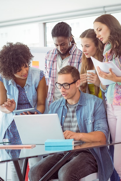 Modestudenten, die als Team arbeiten