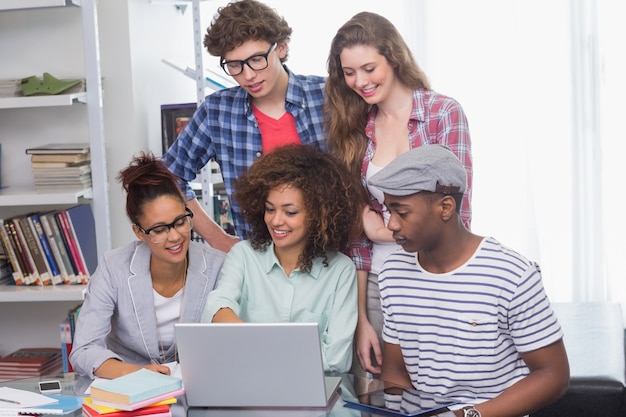 Modestudenten, die als Team arbeiten