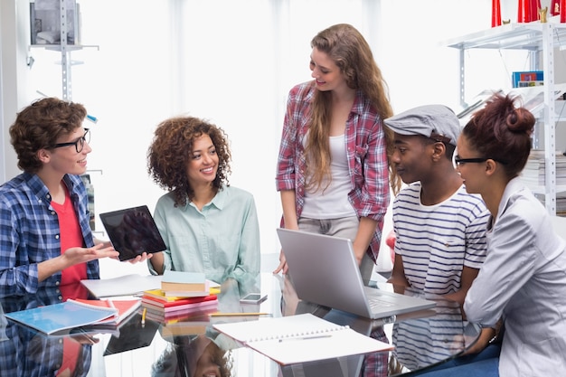 Modestudenten, die als Team arbeiten