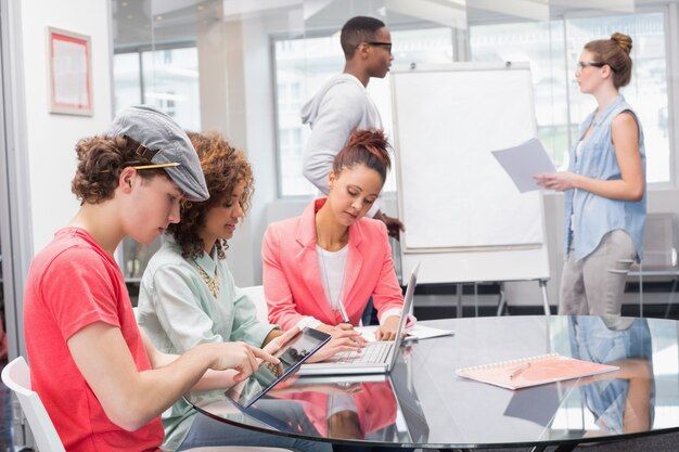 Modestudenten, die als Team arbeiten