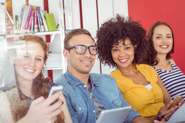 Modestudenten, die an der Kamera lächeln