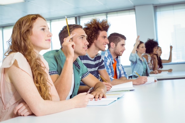 Modestudenten, die in der Klasse aufmerksam sind