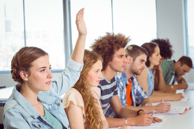 Modestudenten, die in der Klasse aufmerksam sind