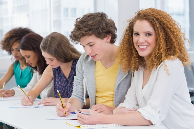 Foto modestudenten, die kenntnisse in der klasse nehmen