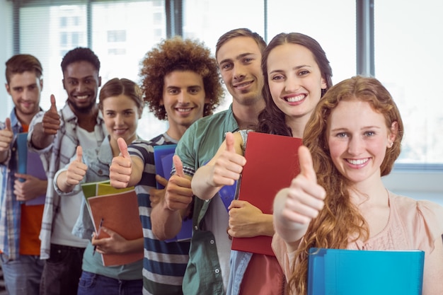 Modestudenten, die zusammen an der Kamera lächeln