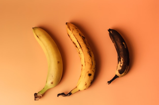 Modificação de frutas feias de três bananas maduras para um marrom mais estragado com manchas