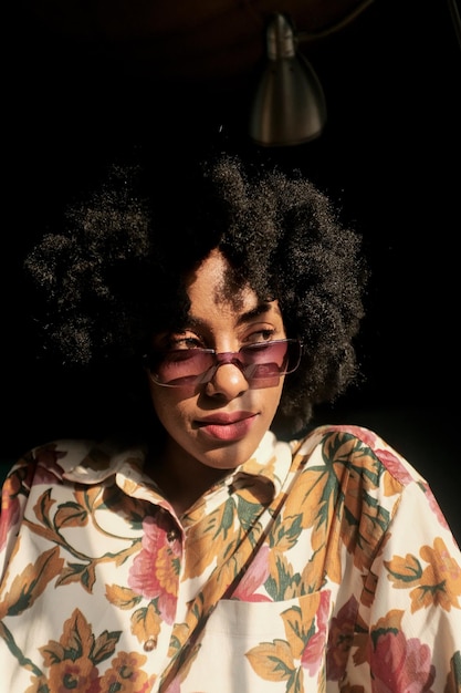 Modische Afro-Frau zu Hause