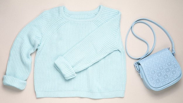 Modische blaue Pastell gestrickte Pullover Leder isoliert