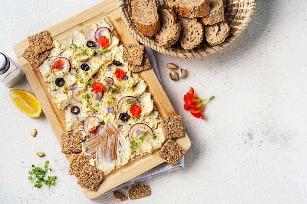 Foto modische butter und kräuter mit brot auf holzbrett