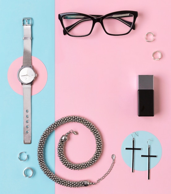 Modische Damenaccessoires Uhr, Brille, Ohrringe, Parfüm, Ringe und Halskette mit Kopierraum