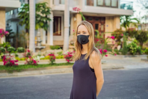 Modische schwarze medizinische Maske mit Filter in der Stadt Coronavirus ncov Epidemiekonzept Frau in a