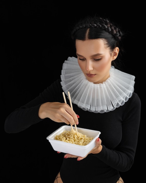 Foto modische sexy junge frau isst pasta, sinnliches mädchen, weiblicher mund isst spaghetti, junges schönes model mit nudeln.