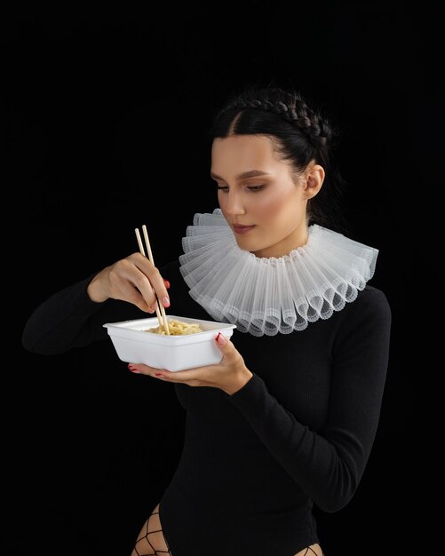 Foto modische sexy junge frau isst pasta, sinnliches mädchen, weiblicher mund isst spaghetti, junges schönes model mit nudeln.