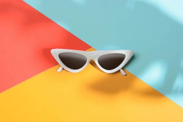 Modische Sonnenbrille im Stil des Minimalismus