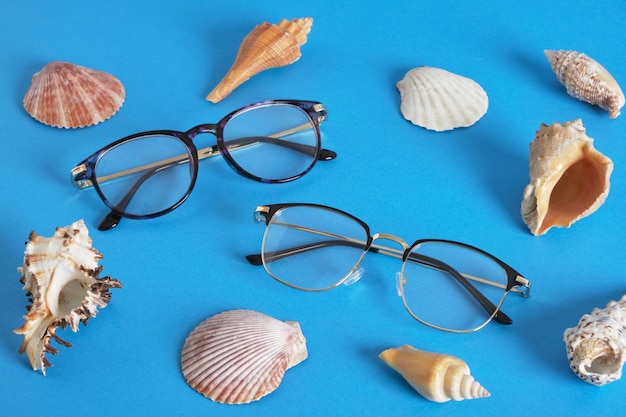 Modische stilvolle Brillen auf blauem Hintergrund
