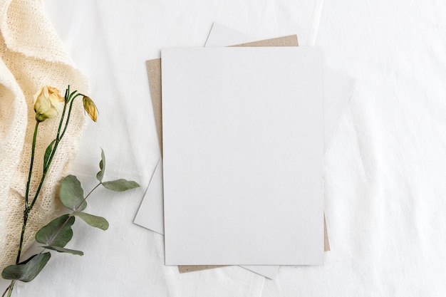 Modische Stock Briefpapier Hintergrund eine weiße Karte zum Schreiben und Zweige von trockenen Pflanzen auf einem weißen Tisch Hochzeit femininen Hintergrund
