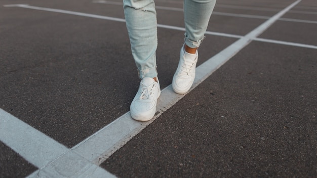 Modische weiße Turnschuhe aus weißem Leder für Herren.